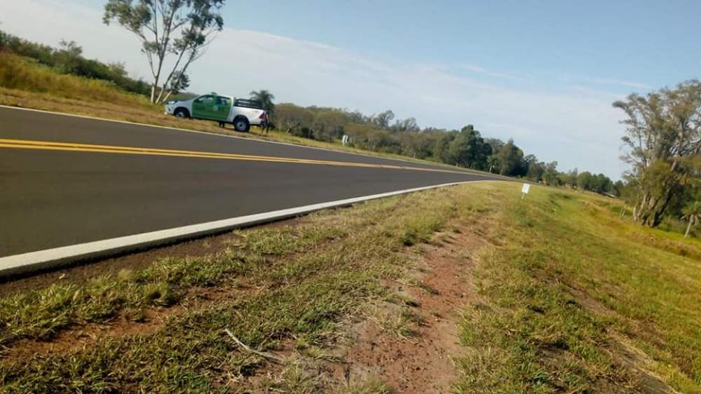 GUAVIRAVÍ: Despistaron y volcaron su auto en la Ruta Nacional N° 14