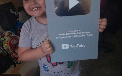 Padre regaló a su hijo una placa de YouTube por sus 1400 seguidores