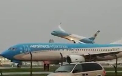 La Fuerza Aérea aclaró que los pilotos del avión presidencial que realizaron el vuelo rasante sobre Aeroparque no son personal militar