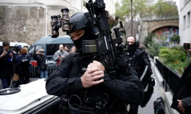 Vídeo: un hombre amenazó con inmolarse en la embajada de Irán en París