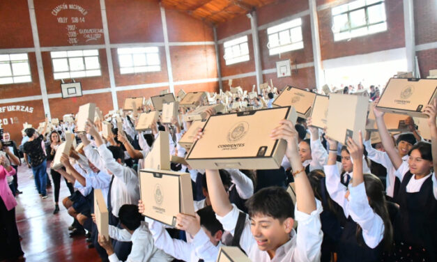 Más de mil estudiantes de Alvear y La Cruz recibieron notebooks