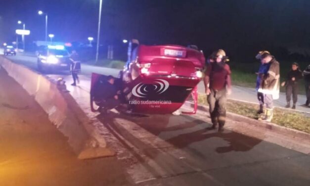 CORRIENTES: Un automóvil volcó tras chocar contra las divisorias de Ruta 5