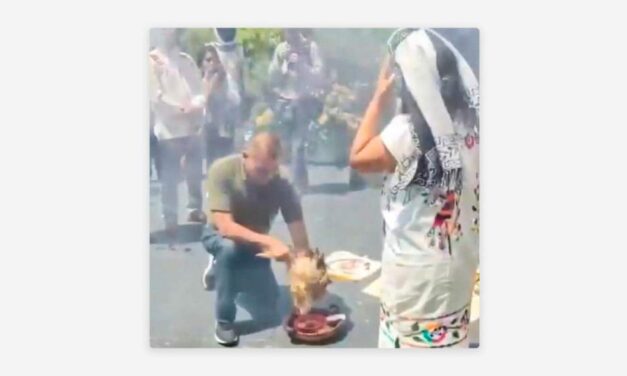 PARTICIPÓ UN SENADOR: Polémica en México por el sacrificio de una gallina en el Senado