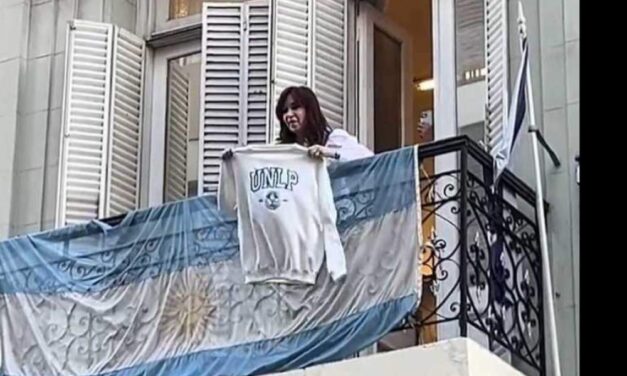 MARCHA POR LA UNIVERSIDAD PÚBLICA: Cristina Kirchner se asomó al balcón y saludó a los manifestantes