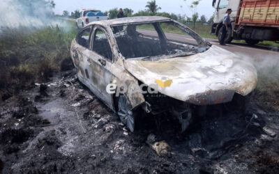 Un desperfecto mecánico originó un incendio que terminó destruyendo el rodado