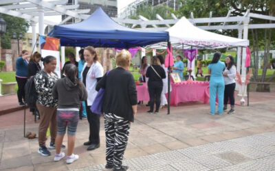 Concientización sobre el cáncer de mama en plaza Vera