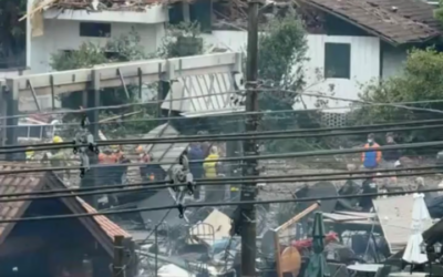 Una avioneta se estrelló contra las casas de un barrio y murieron 10 personas