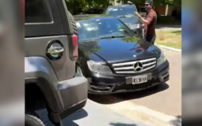 Dejó mal estacionado el auto y un vecino le destruyó el parabrisas con un palo de golf