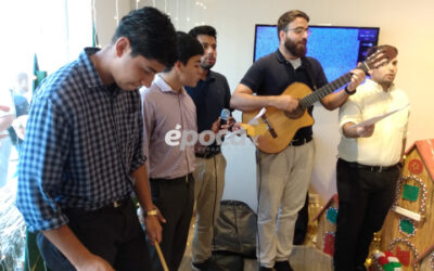 Seminaristas cantan villancicos en locales céntricos celebrando la llegada del Niñito