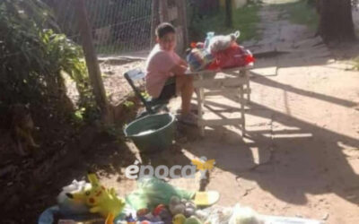 Ludovico, el niño de la Navidad: puso un «kiosco» de juguetes para regalar a otros niños