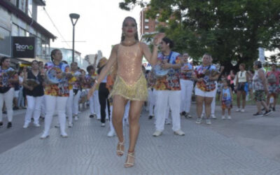 Samba Total desfiló por la peatonal