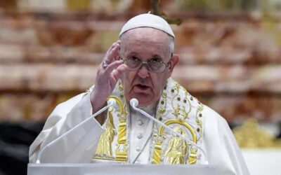 El papa Francisco abre la Puerta Santa de la Basílica de San Pedro