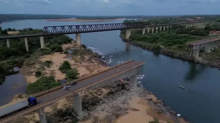 Suben a 10 los muertos por derrumbe de puente mientras 7 personas siguen desaparecidas