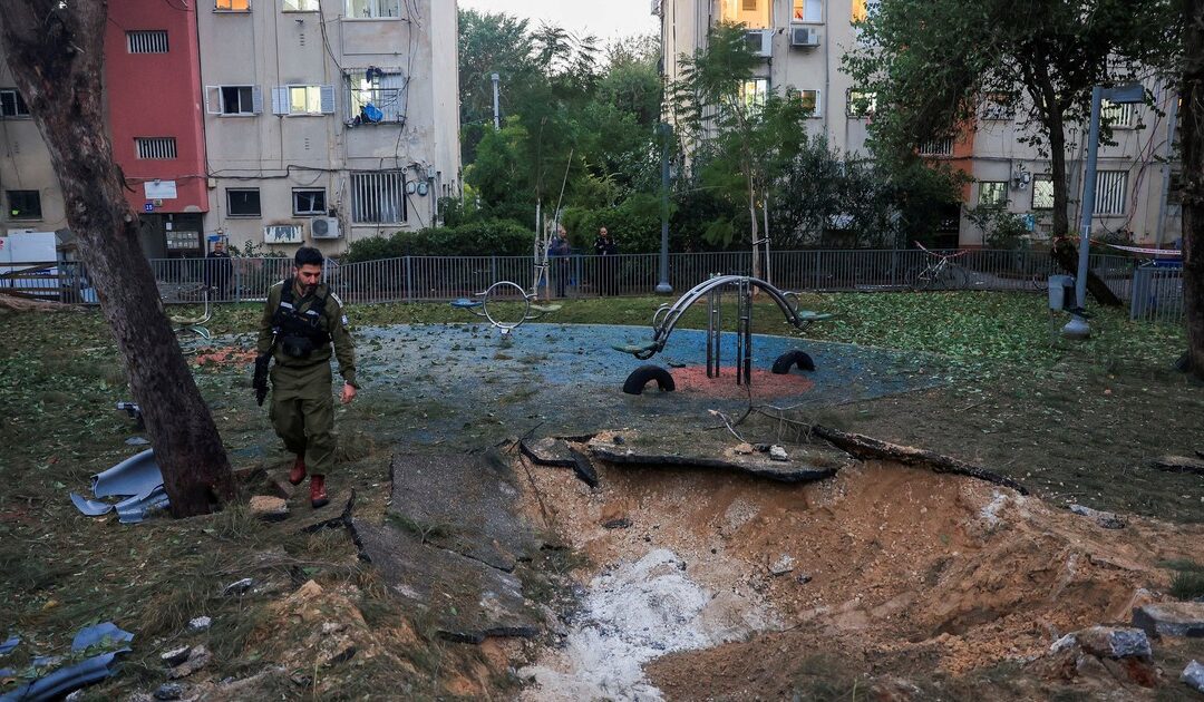 Israel informó que un misil lanzado desde Yemen cayó en un parque en Tel Aviv y dañó edificios: al menos 16 heridos