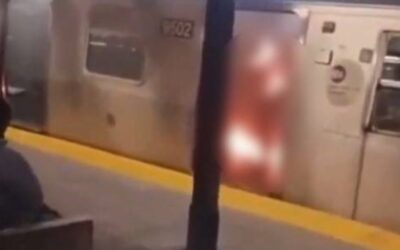 Horror en el metro de Nueva York: prendió fuego a una mujer y se sentó en un banco de la estación a ver cómo moría