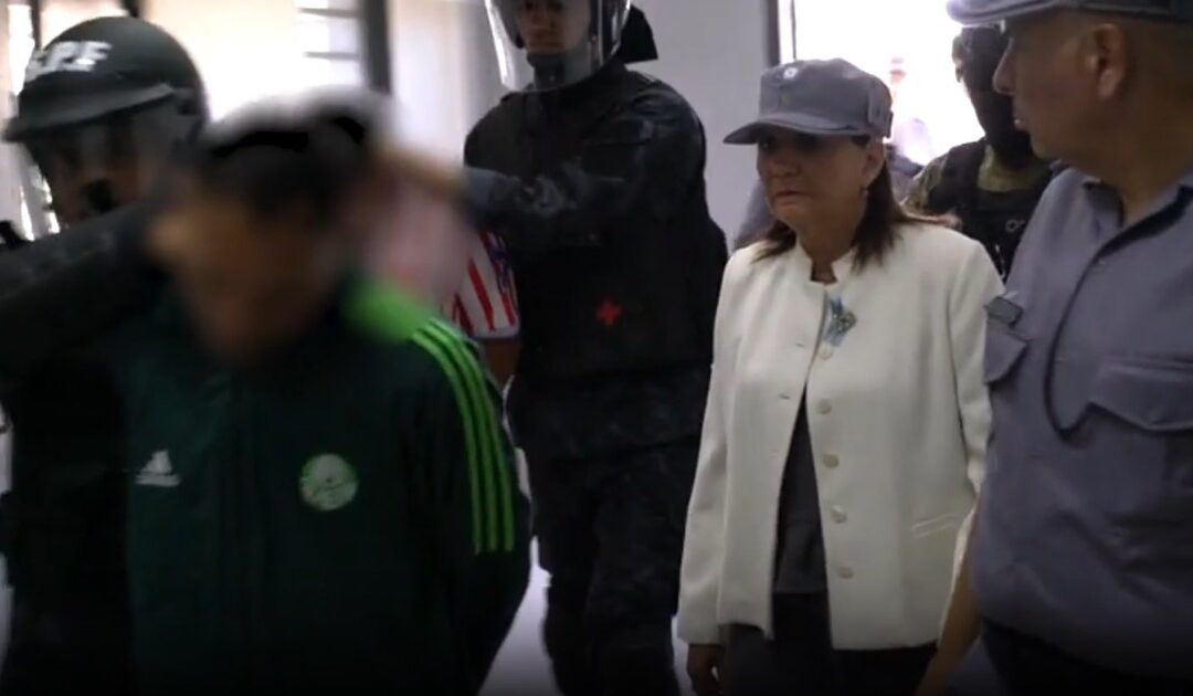 Patricia Bullrich inauguró una cárcel en Coronda, el intendente la acusó de llevar presos sólo para la foto y el Ministerio de Seguridad le respondió