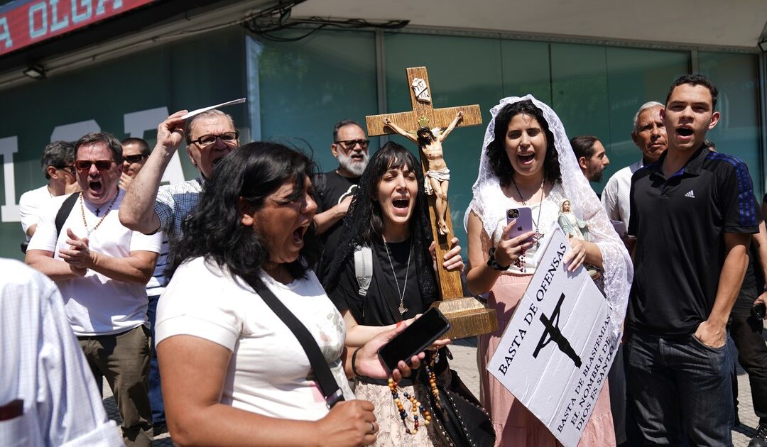 El cura que organizó un rezo contra OLGA es el mismo que armó la visita de diputados libertarios a Alfredo Astiz y otros represores