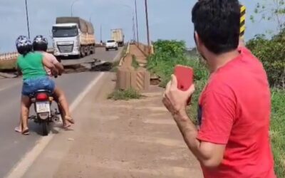 Colapsó un puente en Brasil y hay al menos un muerto: un concejal filmó el momento del derrumbe