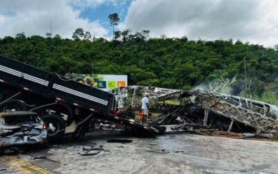 Tragedia en una de las principales rutas de Brasil: triple choque, incendio y más de 20 víctimas carbonizadas