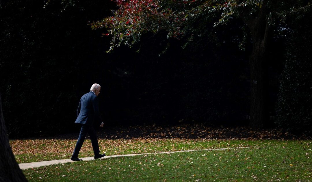 Un fatigado Joe Biden se dirige hacia la salida