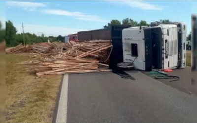 Volcó un camión que transportaba madera en ruta 12: un correntino herido