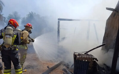 Bomberos combatieron el fuego en una casilla