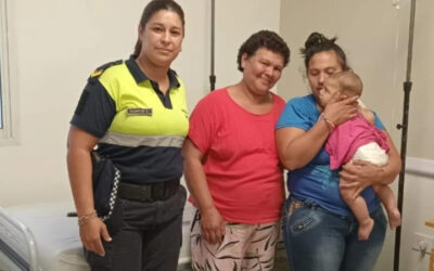 Una mujer policia salvó la vida de un bebé