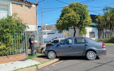 Chocaron dos autos y casi terminan dentro de una casa