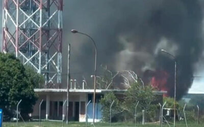 Un voraz incendio en cercanías del aeropuerto causó preocupación