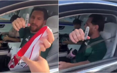 La reacción de Messi cuando le acercaron una camiseta de River para que la firmara