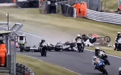 Conmoción en el motociclismo: murieron dos pilotos en un choque masivo tras la largada
