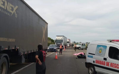 Un motociclista se estrelló contra un camión y murió en el acto