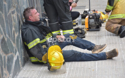 Arduo trabajo de los bomberos correntinos para sofocar un incendio en un edificio