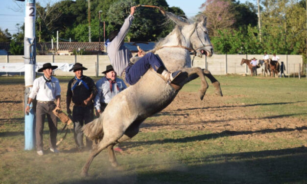Ituzaingó: hubo desfile de jinetes y gauchos además de la elección de la Guainita