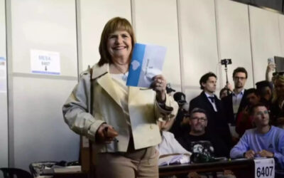 El blooper de Bullrich al votar: dobló mal la boleta y tuvo que volver al biombo
