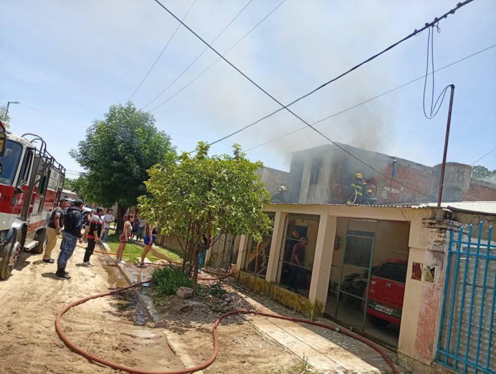 Un incendio destruyó la planta superior de una vivienda en el barrio San Roque Este