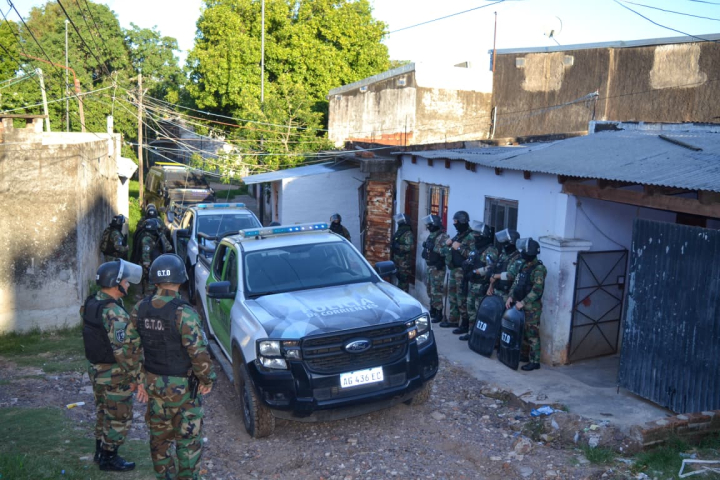 Múltiples allanamientos en viviendas del barrio Pujol