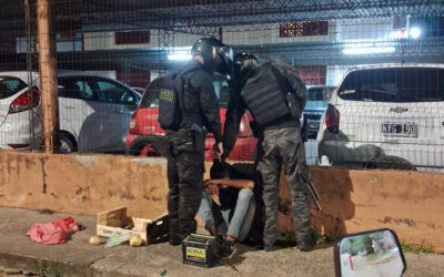 Demoran a dos personas con una batería de un automóvil en la vía pública