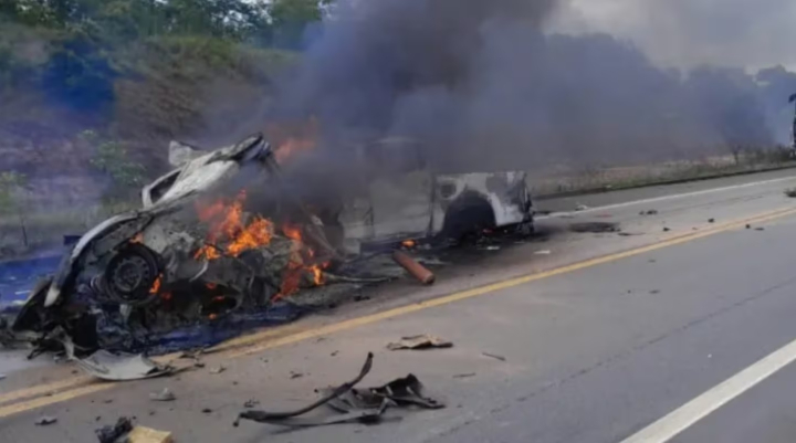 Once personas murieron tras un choque frontal entre dos autos