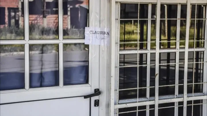 Confirman un caso de botulismo por el consumo de escabeches contaminados