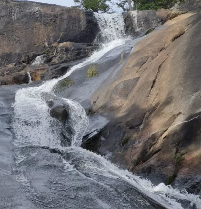Una mujer se deslizó por una cascada, sufrió un golpe en la cabeza y murió