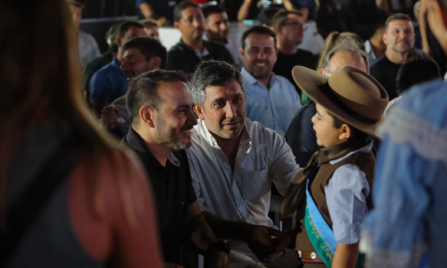 El gobernador Juan Pablo Valdés asistió al Festival Nacional del Auténtico Chamamé Tradicional