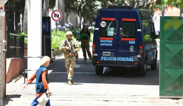 El soldado que se suicidó en Olivos era víctima de extorsión desde una app de citas