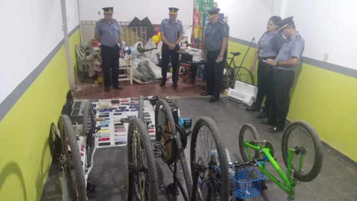 Tras allanamiento positivo, se secuestró  numerosos elementos de procedencia ilícita