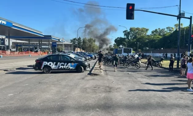 Corte de tránsito y «sirenazo» en Rosario por la protesta policial
