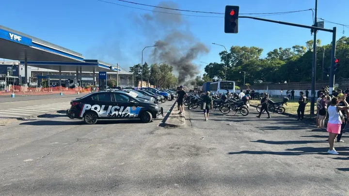 Corte de tránsito y «sirenazo» en Rosario por la protesta policial
