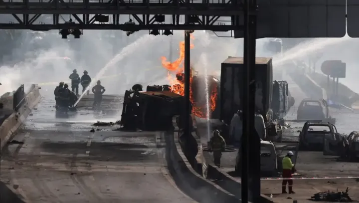 Camión que transportaba gas explotó en medio de una autopista: hay 4 muertos y 17 heridos