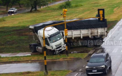 Camión con acoplado derrapó y chocó un semáforo sobre la Ruta Nacional 11