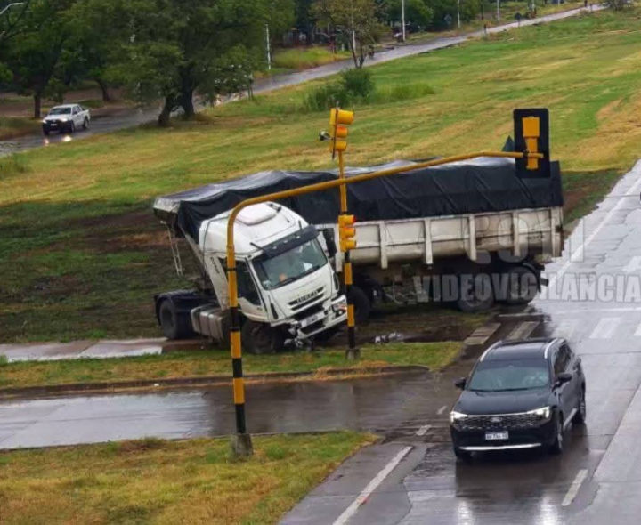 Camión con acoplado derrapó y chocó un semáforo sobre la Ruta Nacional 11