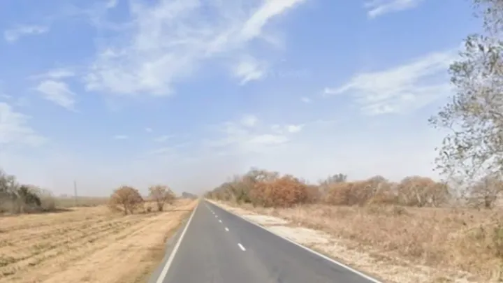 Un hombre iba caminando a trabajar y lo atropellaron dos autos